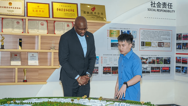 Ambassador of Grenada to China Visits DFLZM Cross-border E-commerce Accelerates DFLZM's Smart (1)