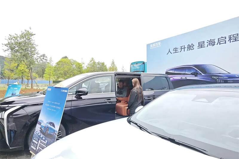 Ang V9 sa Dongfeng Liuzhou Motor Co., Ltd. Nagpanalipod sa Nasudnong On-site nga Komperensya sa Pagpalambo sa Kusgan nga Pagbati sa Komunidad para sa Nasod nga Tsino sa mga Awtonomong Kondado (Mga Banner) (1)