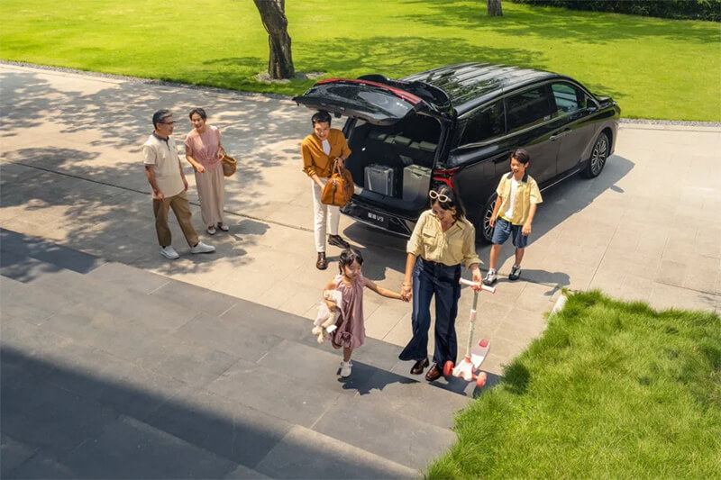 Ang V9 sa Dongfeng Liuzhou Motor Co., Ltd. Nagpanalipod sa Nasudnong On-site nga Komperensya sa Pagpalambo sa Kusgan nga Pagbati sa Komunidad para sa Nasod nga Tsino sa mga Awtonomong Kondado (Mga Banner) (2)