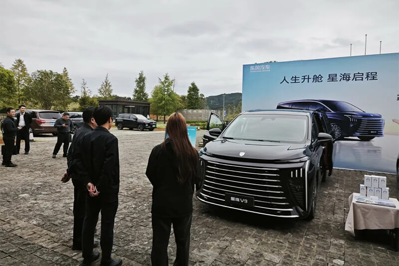 Ang V9 sa Dongfeng Liuzhou Motor Co., Ltd. Nagpanalipod sa Nasudnong On-site nga Komperensya sa Pagpalambo sa Kusgan nga Pagbati sa Komunidad para sa Nasod nga Tsino sa mga Awtonomong Kondado (Mga Banner) (3)