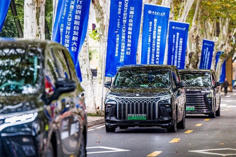 Forthing Escorts Wuhan University of Technology's Transportation Summit; V9 and S7 Shine on China's Transportation Innovation Stage (1)