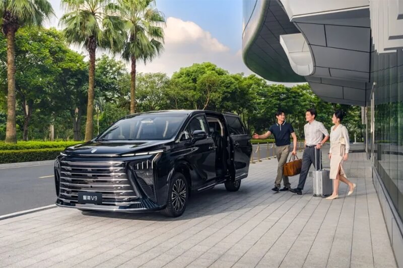 Forthing Escorts Wuhan University of Technology's Transportation Summit; V9 and S7 Shine on China's Transportation Innovation Stage (3)