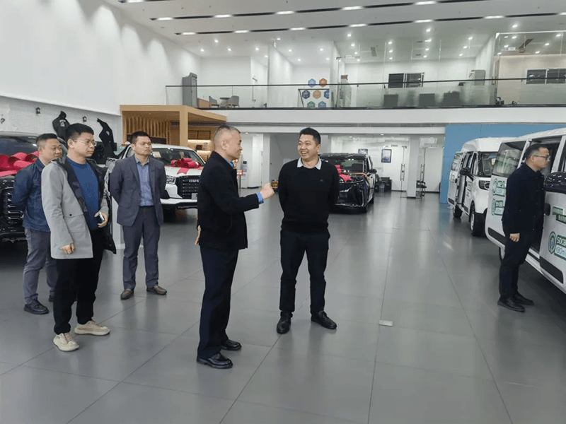 Leiders van DFLZM gaan naar de frontlinie om naar oprechte feedback te luisteren (2)