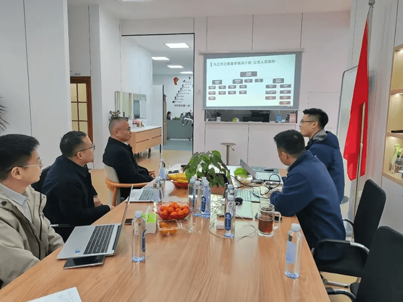 Leiders van DFLZM gaan naar de frontlinie om naar oprechte feedback te luisteren (4)