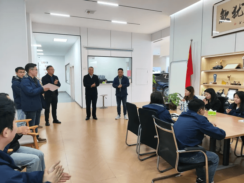 Leiders van DFLZM gaan naar de frontlinie om naar oprechte feedback te luisteren (6)